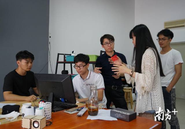创客实验室的老师经常与创客工坊的学生创业者们一起交流 创客实验室的老师经常与创客工坊的学生创业者们一起交流