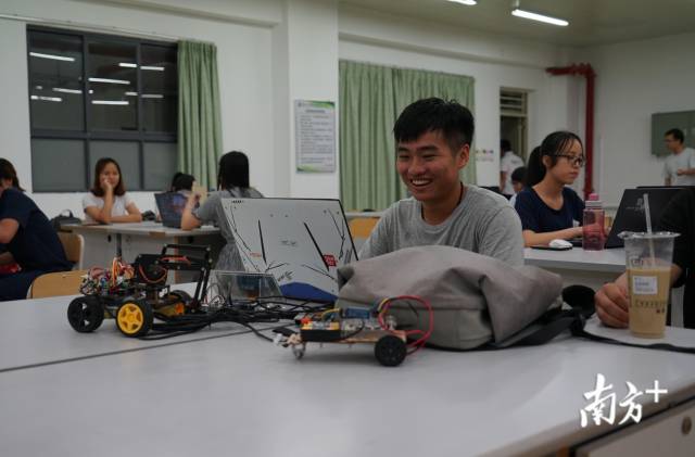 创客课程中,学生带着作品在课上进行分享 创客课程中,学生带着作品在课上进行分享