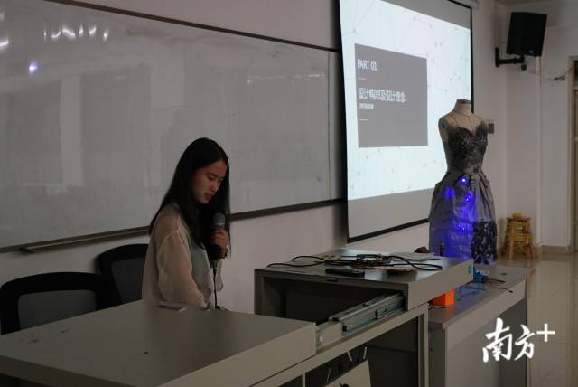 大二女生王红正在分享她制作作品的过程 大二女生王红正在分享她制作作品的过程